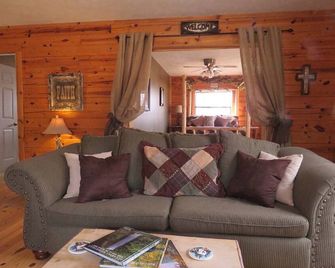 Peaceful Log Cabin near the Buffalo National River - Jasper - Living room