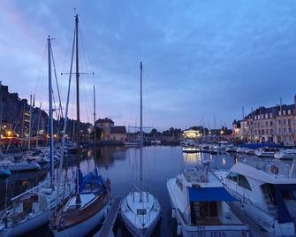 Gites de charme centre de 2 à 8P, jardin, parking, durable - Honfleur - Vista del exterior