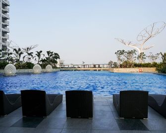 Gorgeous And Cozy Studio At West Vista Apartment - Jakarta - Pool