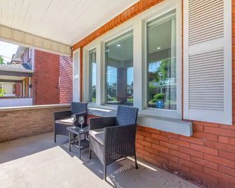 Safe Havenbackyardsunroomfree Parking 5 Minutes To Falls - Niagara Falls - Balcon