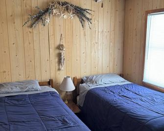 The beach is callingright outside your window come relax and play - Shell Lake - Habitación