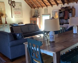 Charming pet friendly renovated barn with backyard, in Stevensville - Stevensville - Living room