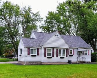 Big new house with huge parking - West Seneca - Building