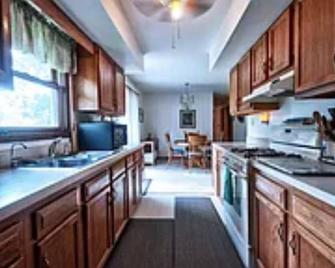 Awesome Condo., close to farmer's market, shopping and BART, NR Martinez, S.F.! - Concord - Kitchen