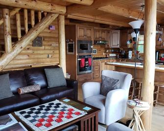 Rent a log home on a private peninsula on Northwood Lake. Enjoy Paradise! - Northwood - Sala de estar