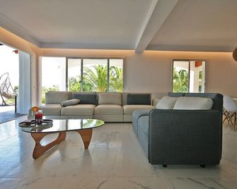 Vila Boutique, in front of the sea with climatized jacuzzi and covered pool - Lloret de Mar - Sala de estar