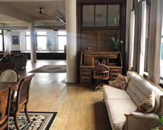 4 Bd 2 Ba Penthouse Historic Uptown Butte W/ Views - Butte - Living room