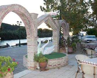Hotel Glaros - Ammoudia - Patio