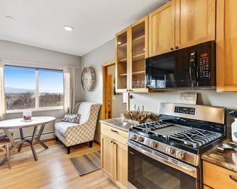 Beautiful Castle Rock Home With Breathtaking Mountain Views ! - Castle Rock - Kitchen