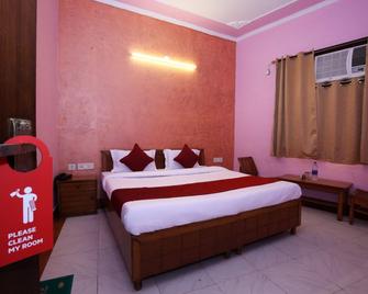 Super OYO Gmg Hotel - Chandigarh - Bedroom