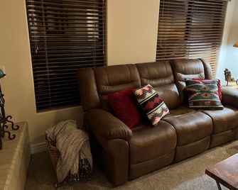 Beautiful Southwestern Condo in a gated community with a Prime Location - Carefree - Living room