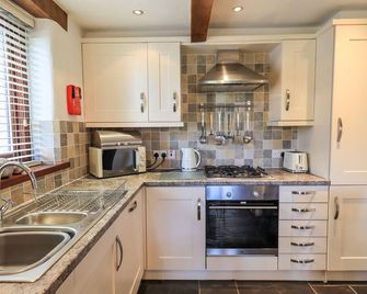 Bobbin Cottage, Pet Friendly, With A Garden In Ings - Staveley - Kitchen