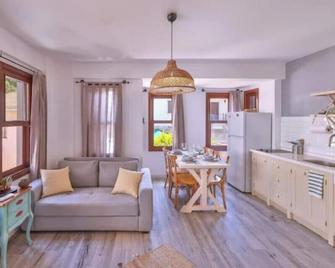 LavantaKaş 2 50 mt to Long Bazaar in Kas Square - Kaş - Living room