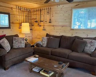 Isaaks Trails End Cabin Retreat in Pine Flat - California Hot Springs - Living room
