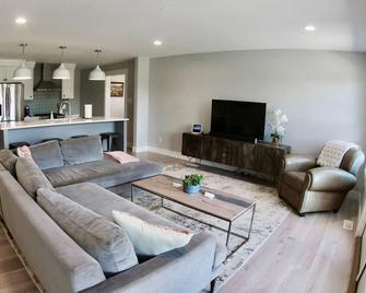 Modern 3-bed farmhouse AC, Wifi - Terre Haute - Living room