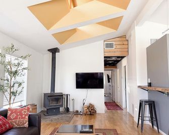 Serene Hilltop Retreat,Jacuzzi,Near Julian DT,Stunning Natural Views&Cozy beds - Julian - Sala de estar