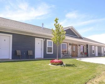 Rent 8, 9, 10 or 11 rooms with group kitchen, living & dining areas. - Heyburn - Edificio