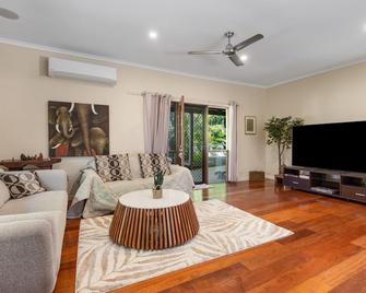 Classy Resort Feel Home - Wellington Point - Living room