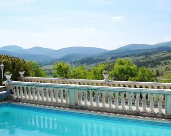 Logis Hotel Le Vieil Amandier - Trigance - Басейн