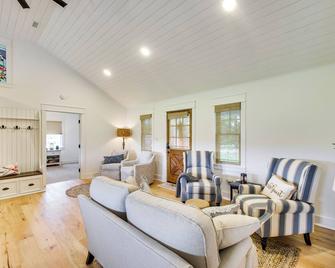 Modern Altavista Farmhouse w/ Countryside Views - Altavista - Sala de estar