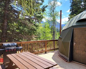 Amazing Forest Dome with Private Deck and Lofted Interior in Alberta - Pincher Creek - Balkon