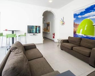 Hostel 94 - Sliema - Living room