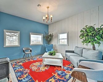 Remodeled Mountain Retreat with Hot Tub and Scenic Views Near Trails in Lander, Wyoming - Lander - Obývací pokoj
