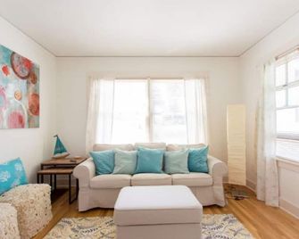Light-Filled Carriage House Apartment- Blocks to Beach and Boardwalk - Santa Cruz - Wohnzimmer