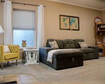 Eclectic Bungalow in the Heart of the City - Rapid City - Living room