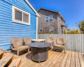 Vacasa Rentals Pearl off the Prom - Seaside - Patio