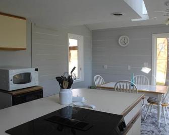 Recently updated lakefront home, located on beautiful Torch Lake. - Kewadin - Comedor