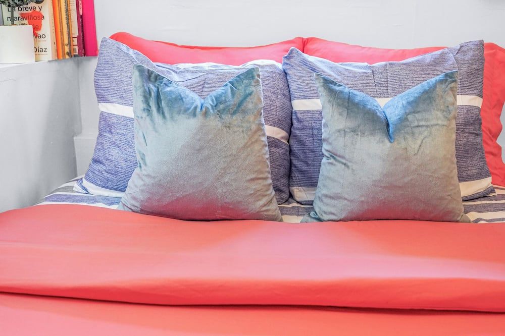 Artist Cove- Walk up Penthouse- Semi-Duplex- Sleep 3 Located In Center of LES - ניו יורק - חדר שינה