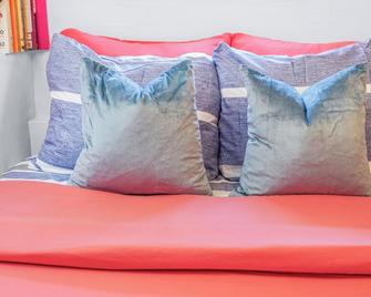 Artist Cove- Walk up Penthouse- Semi-Duplex- Sleep 3 Located In Center of LES - ניו יורק - חדר שינה