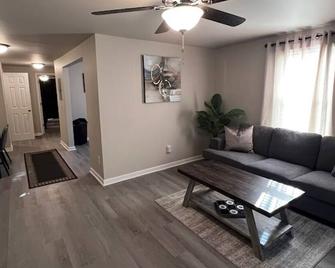 Skipper 2: Chic 1-bedroom apartment with AC, WiFi in charming Rockingham - Rockingham - Sala de estar