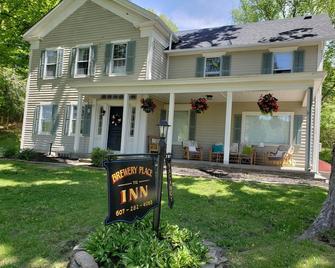 Only House Walking Distance To 2 Breweries! Fabulous Renovated 1850's Farmhouse - Cooperstown - Bygning