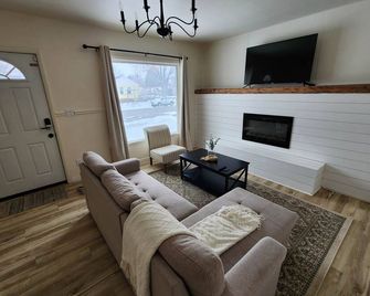Provo Home! Close to BYU, Downtown Provo, 10 mins from Utah Valley University. - Provo - Living room