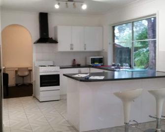 Logan Hospital Dreamworld. Tamborine. upmarket area 3 bed furnished, ask pets. - Brisbane - Küche