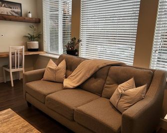 Bright Modern 1 bed suite with garden/pool view. - Maple Ridge - Living room