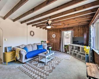 Pet-Friendly Mohnton House Near Golf Course! - Mohnton - Living room