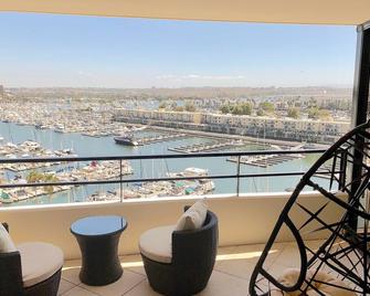 Stunning Scenic Marina Vistas forLuxury Laid back Living! Rare Marina Kai Condo! - Marina del Rey - Balkon