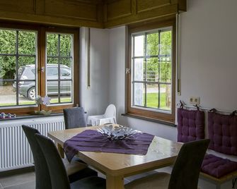 Family friendly house in rural area with horses, chickens and cats - Sankt Vith - Eetruimte