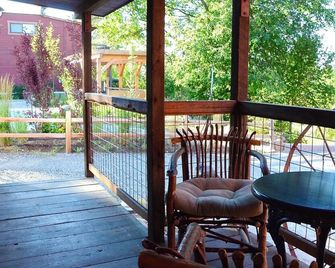 Charming Purple Sage 'Boardwalk' Apt located in downtown Winthrop, WA! - Winthrop - Balkon