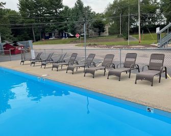 Beutiful cottage with pool & beach views - Wisconsin Dells - Pool