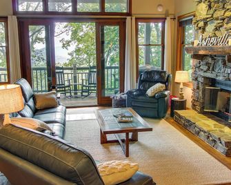 Mtn-View Condo w/ Screened Porch in Burnsville! - Burnsville - Living room