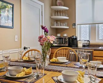 Next to Boston & Beach, King Beds, Free Parking+EV - Quincy - Dining room