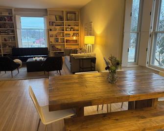 Steps to the Delightful Village of Millbrook ☆ Fun Family Getaway - Millbrook - Dining room