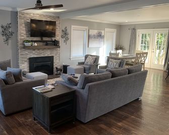 Modern Cheerful Bluegrass Beauty - Lexington - Living room