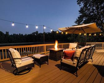 The Shepherd's Lodge at Addis Acres /4BR/3BA/ newly renovated/pond/firepit/deck - Griffin - Balcony