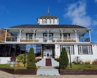 Hotel - Motel Georges - Tadoussac - Building