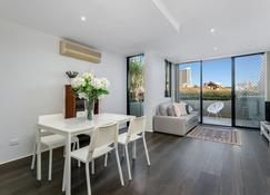 Will1 - Stylish 2-Bed 2-Bath Oasis In Crows Nest Village - Naremburn - Comedor